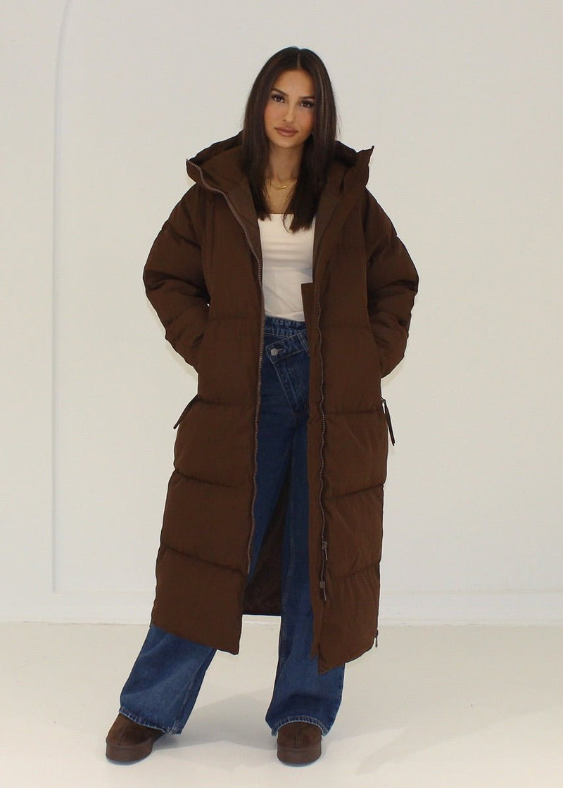 Parka longue marron à capuche, vue portée de face