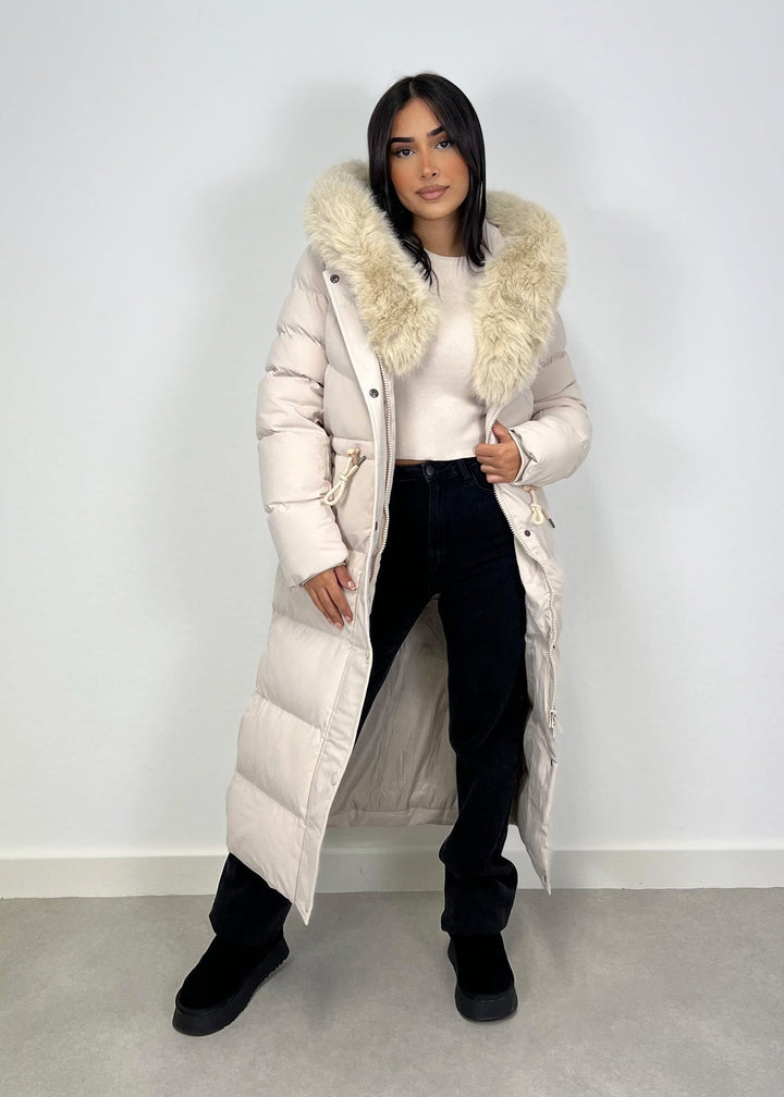 Parka longue beige à fourrure, vue portée de trois-quarts