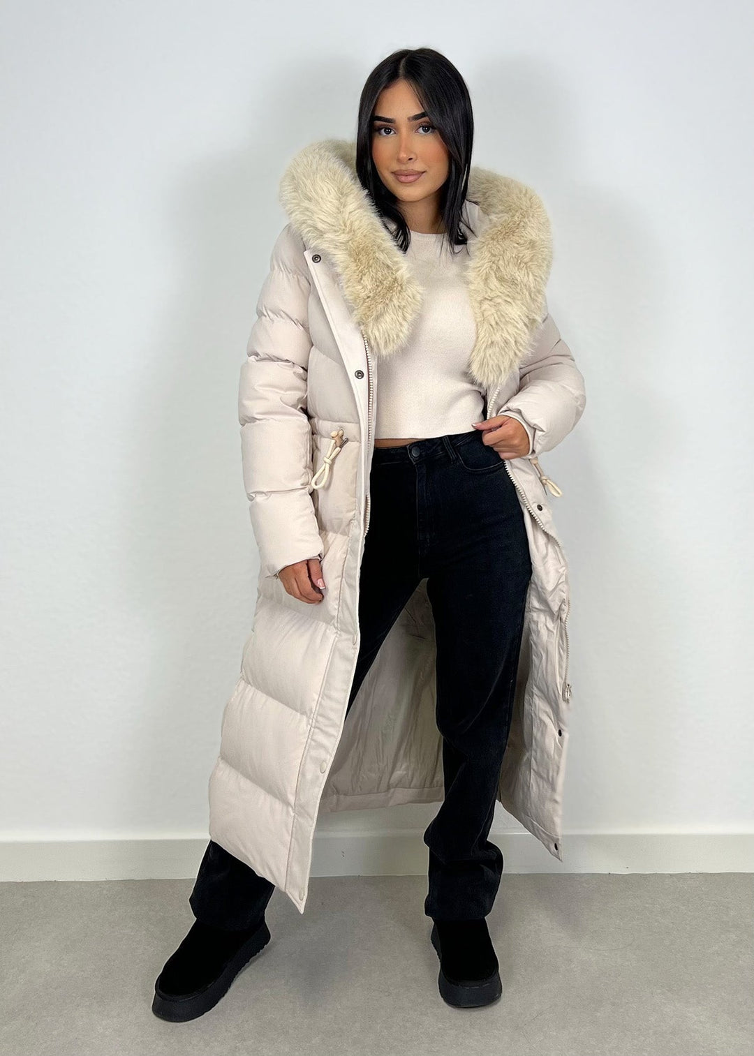 Parka longue beige à fourrure, vue portée ouverte