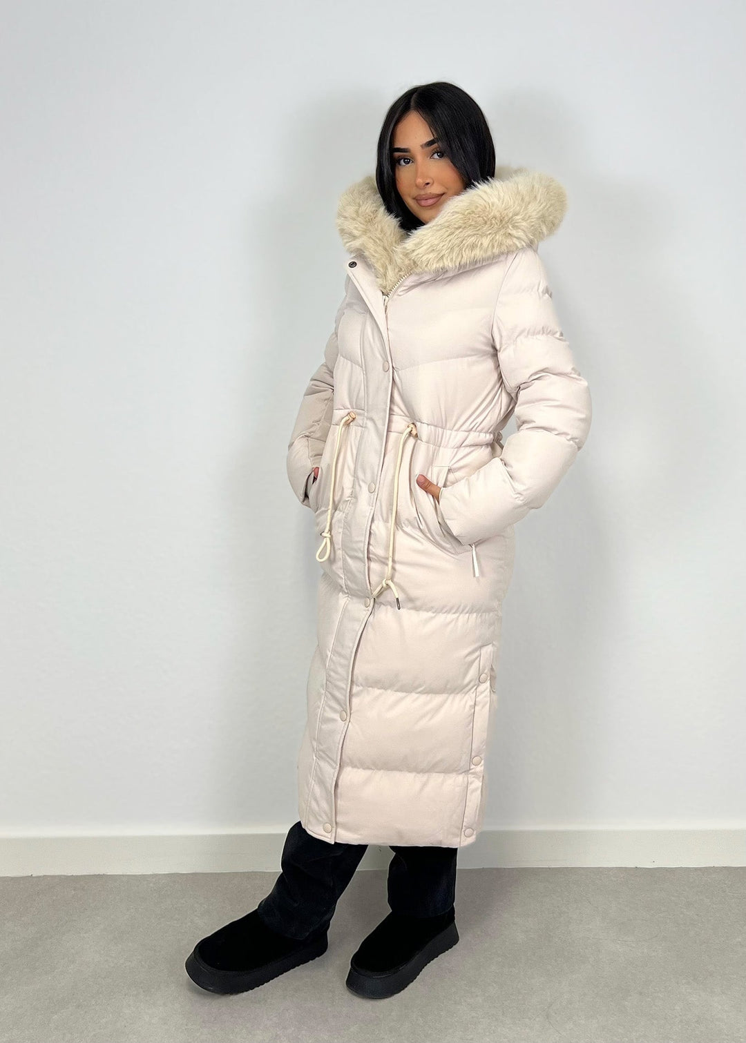 Parka longue beige à fourrure, vue portée de face
