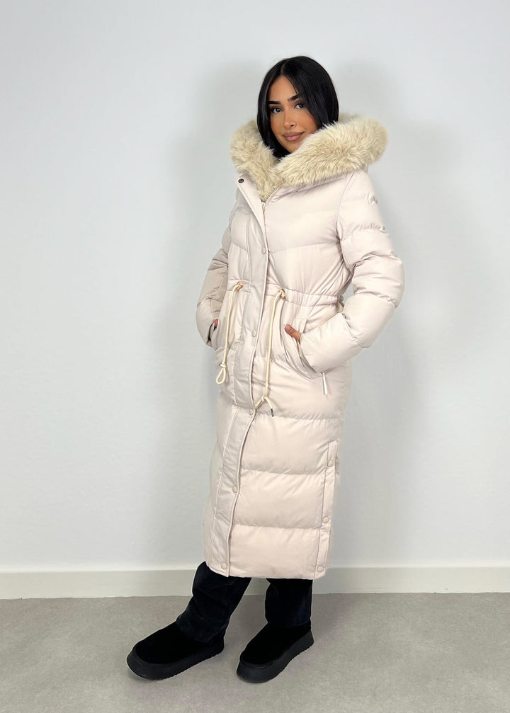 Parka longue beige à fourrure, vue portée de face