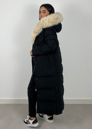 Parka longue noire à fourrure beige, vue portée de trois-quarts