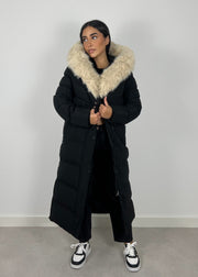 Parka longue noire à fourrure beige, vue portée de face