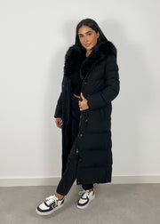 Parka longue noire à capuche — vue portée de trois-quarts.