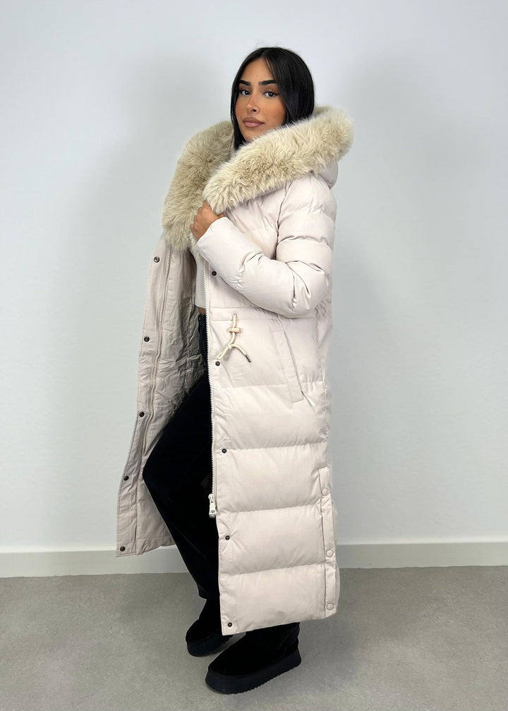 Parka longue beige à fourrure, vue portée de profil