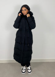 Parka longue noire à capuche — vue portée de face.