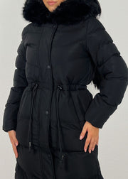 Parka longue noire à capuche — détail de la taille et des poches.