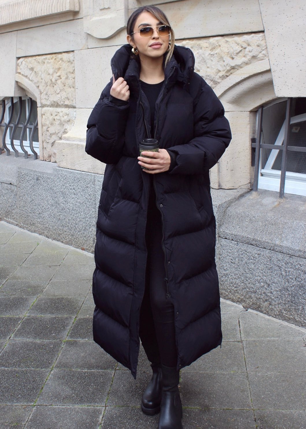 Manteau long matelassé noir à capuche, vue portée de face