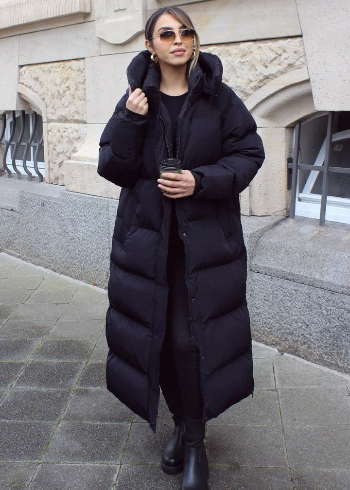 Manteau long matelassé noir à capuche, vue portée de face