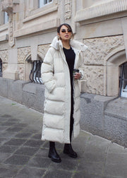 Manteau matelassé beige clair, vue portée, mains en poches