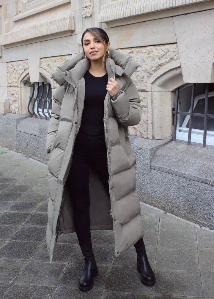 Manteau long matelassé taupe, vue portée de face, ouvert