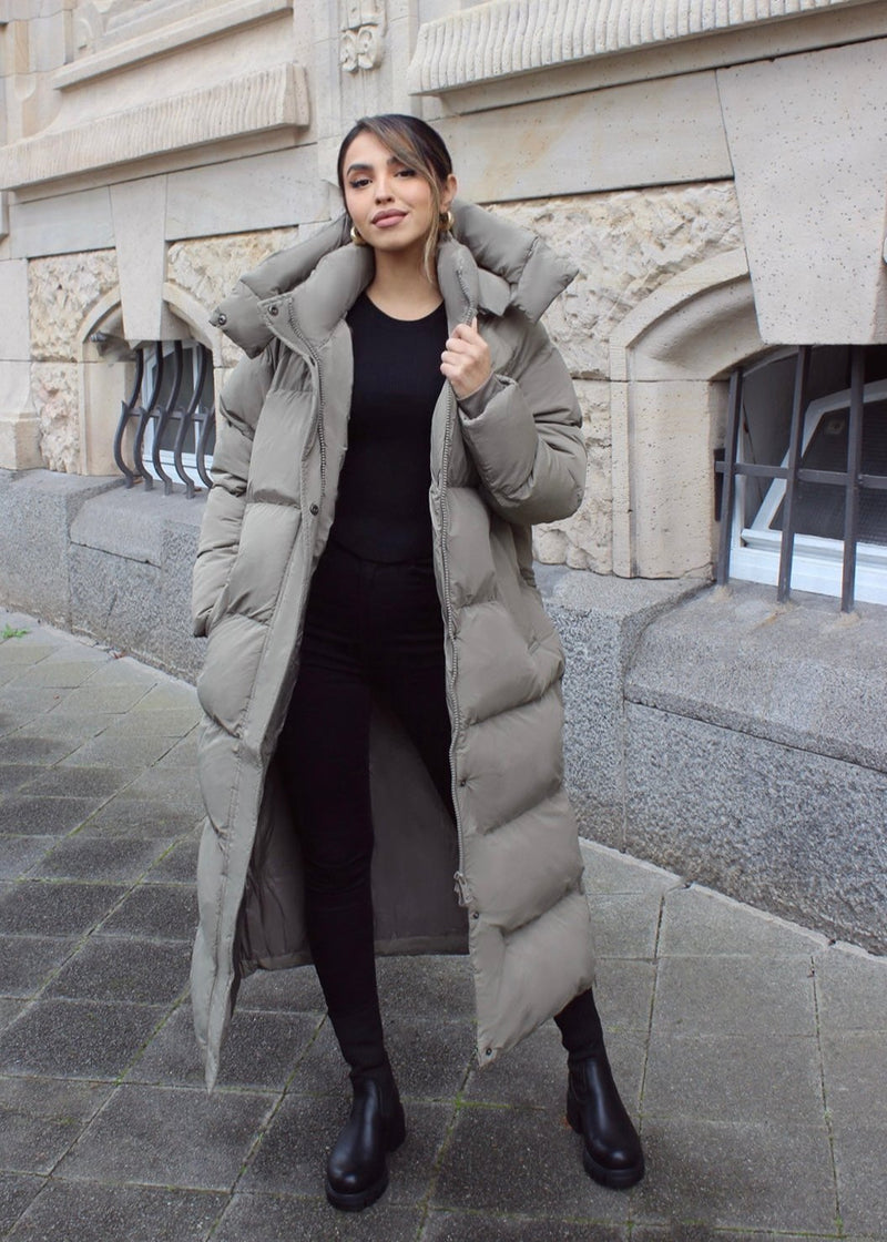 Manteau long matelassé taupe, vue portée de face, ouvert