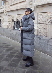 Manteau long matelassé gris à capuche, vue portée de profil