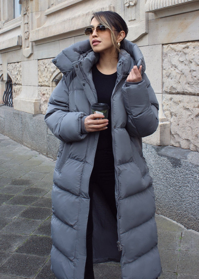 Manteau long matelassé gris à capuche, vue portée rapprochée