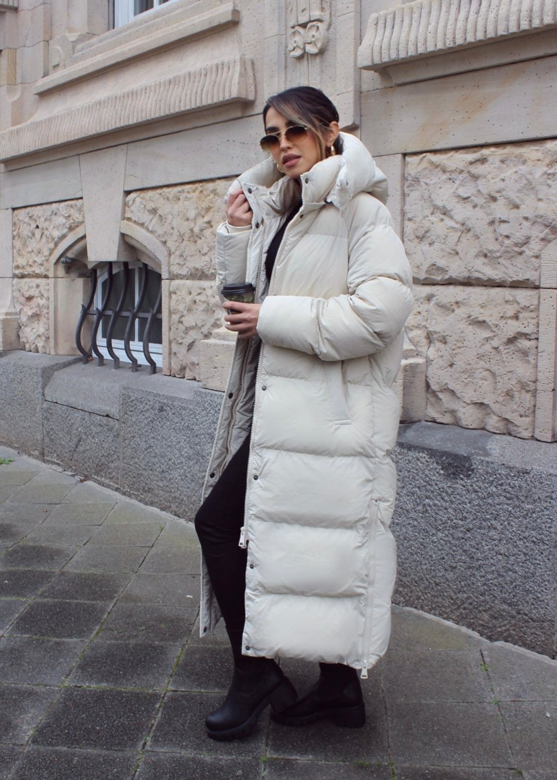 Manteau matelassé beige clair à capuche, vue portée de trois-quarts