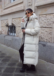 Manteau matelassé beige clair à capuche, vue portée de trois-quarts