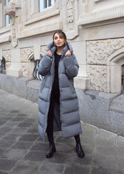 Manteau long matelassé gris à capuche, vue portée de face