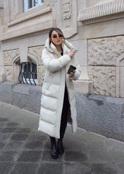 Manteau matelassé beige clair à capuche, vue portée de face