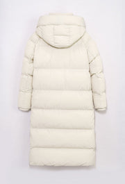 Manteau long matelassé beige clair, vue de dos