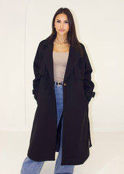 Trench long noir à ceinture — vue portée en pied, autre pose, ouvert