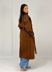 Trench long brun à ceinture — vue portée de dos