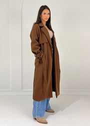 Trench long brun à ceinture — vue portée de profil, ouvert