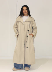 Trench long beige — vue portée en pied, ceinture plus lâche