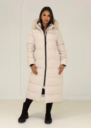 Parka longue beige à capuche à bordure duveteuse, vue de face
