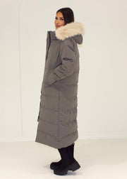 Parka grise capuche fourrure — vue portée en pied, de dos et de côté, capuche fourrure