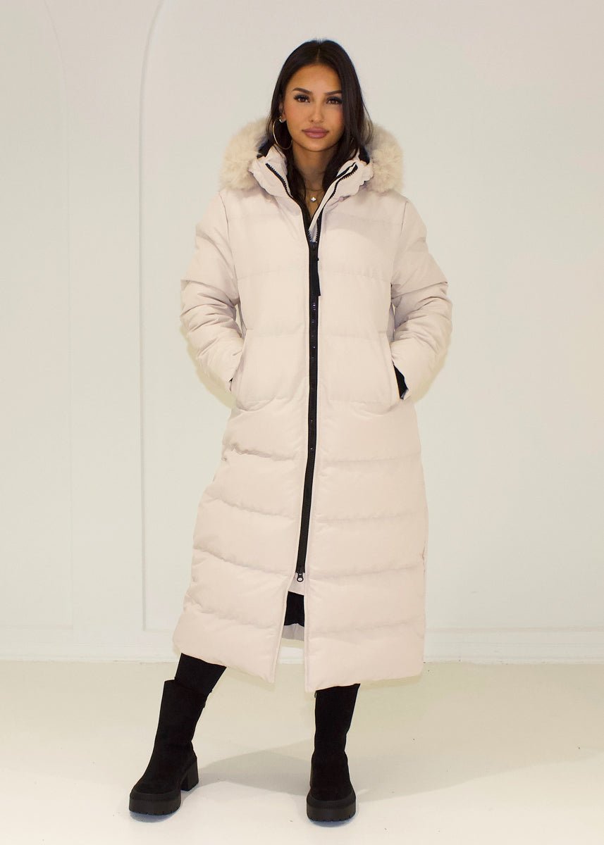 Parka longue beige à capuche à bordure duveteuse, vue de face fermée