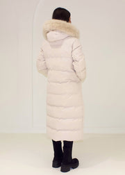 Parka longue beige à capuche à bordure duveteuse, vue de dos