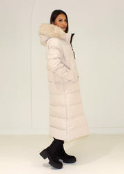 Parka longue beige à capuche à bordure duveteuse, vue de trois quarts dos