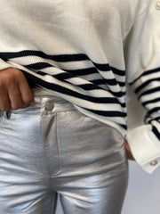 Pantalon effet cuir taille haute porté par une femme, vue rapprochée, pantalon argenté, pull rayé