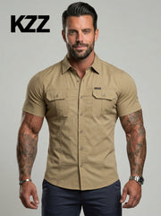 Chemise utilitaire à manches courtes kaki — vue portée de face, plan taille, autre prise
