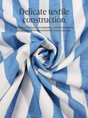Chemise rayée manches longues bleu clair et blanc — gros plan du tissu rayé en volutes