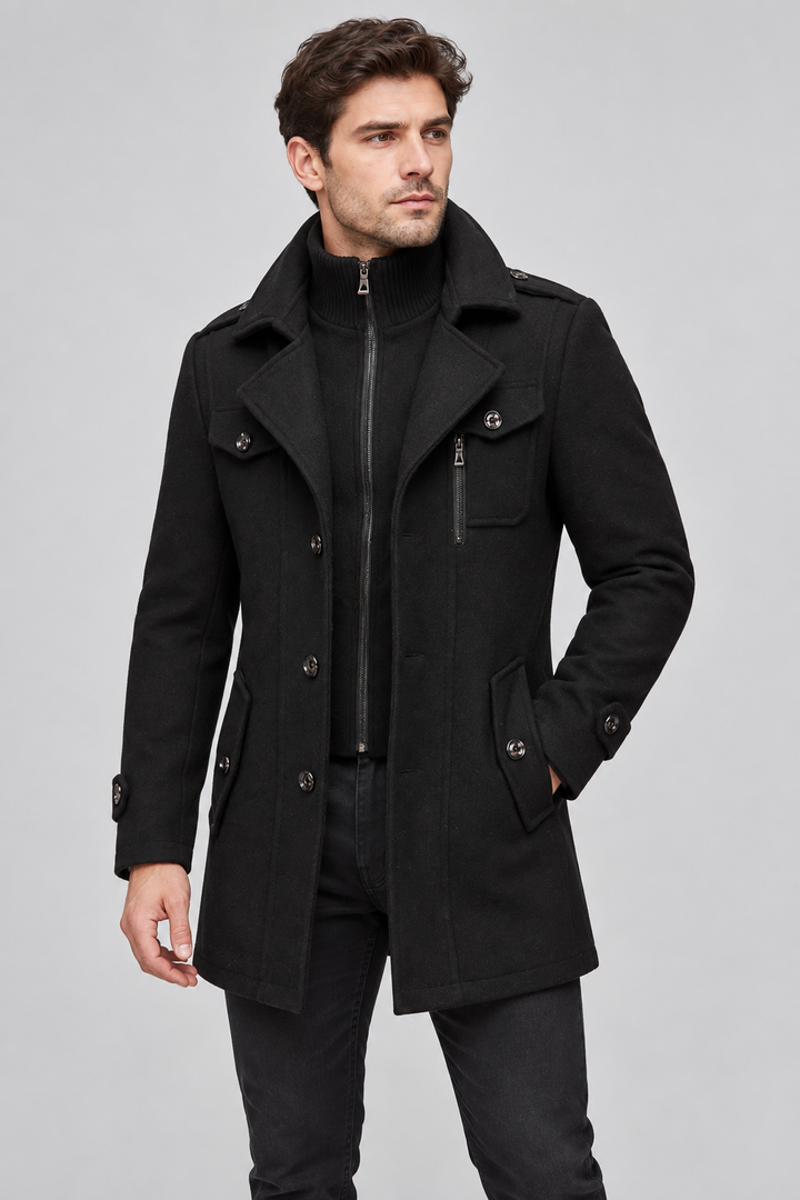 Manteau noir à revers 2-en-1 porté par un homme, vue de trois quarts