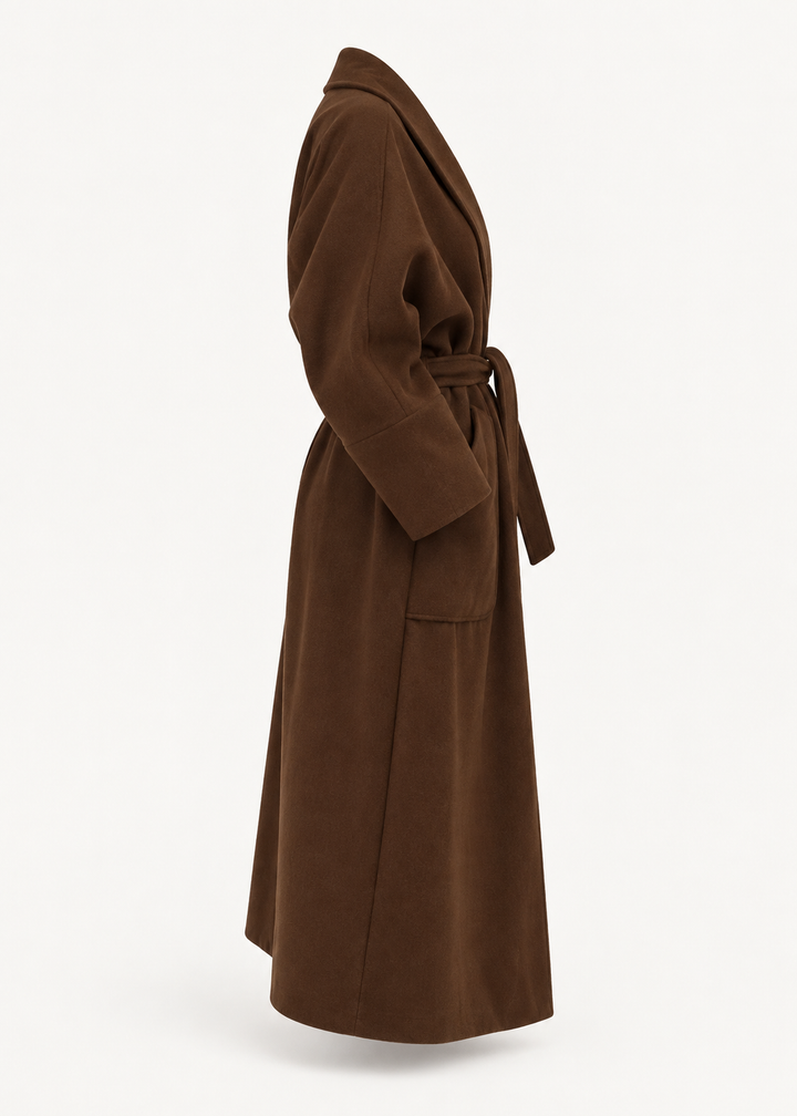 Manteau brun à ceinture, vue de profil de la pièce isolée