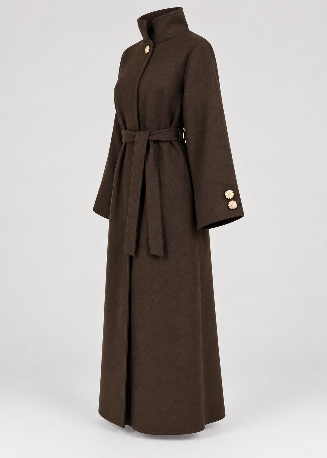 Manteau brun foncé à col montant, pièce isolée vue de profil