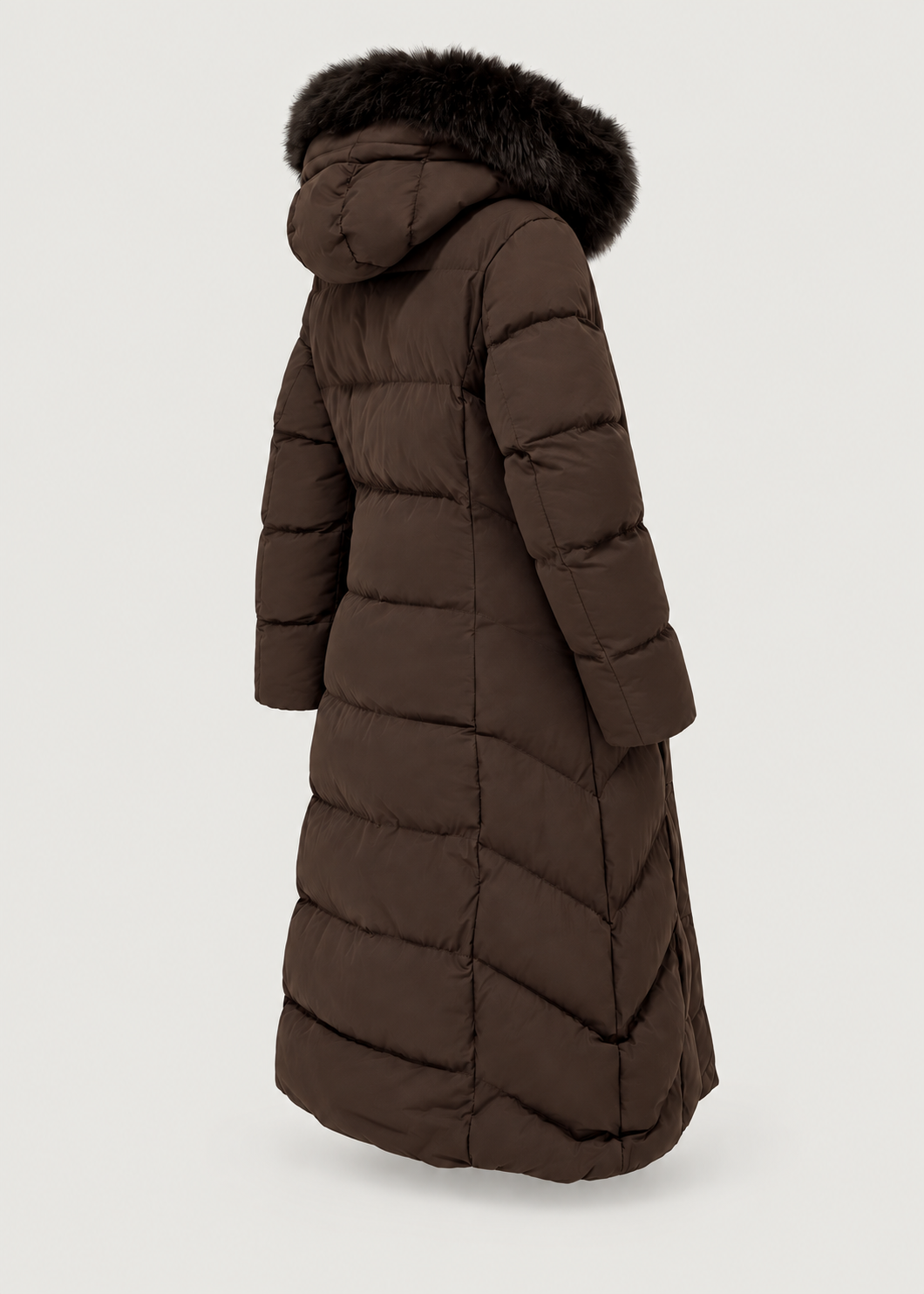 Manteau matelassé brun à capuche — pièce isolée, vue de dos oblique.
