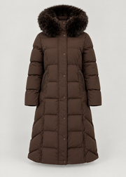 Manteau matelassé brun à capuche — pièce isolée, vue de face.