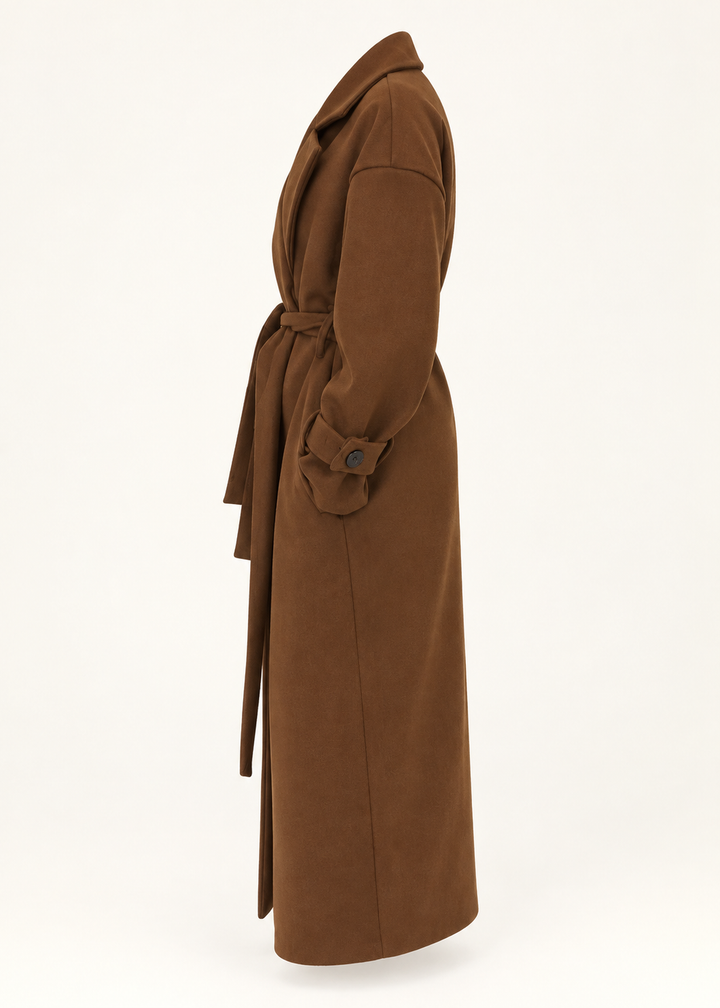 Manteau long brun à ceinture, vue de profil de la pièce isolée