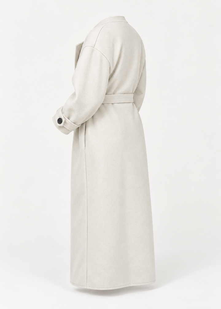Manteau long écru à boutons, vue trois quarts dos de la pièce isolée