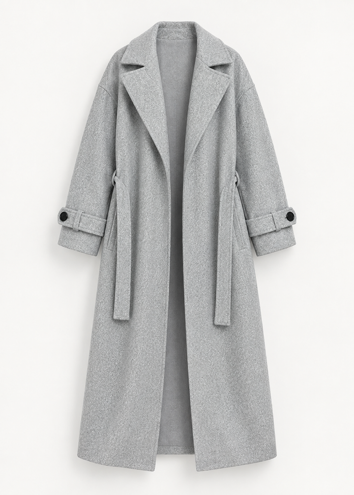 Manteau long gris à ceinture, vue de face de la pièce isolée
