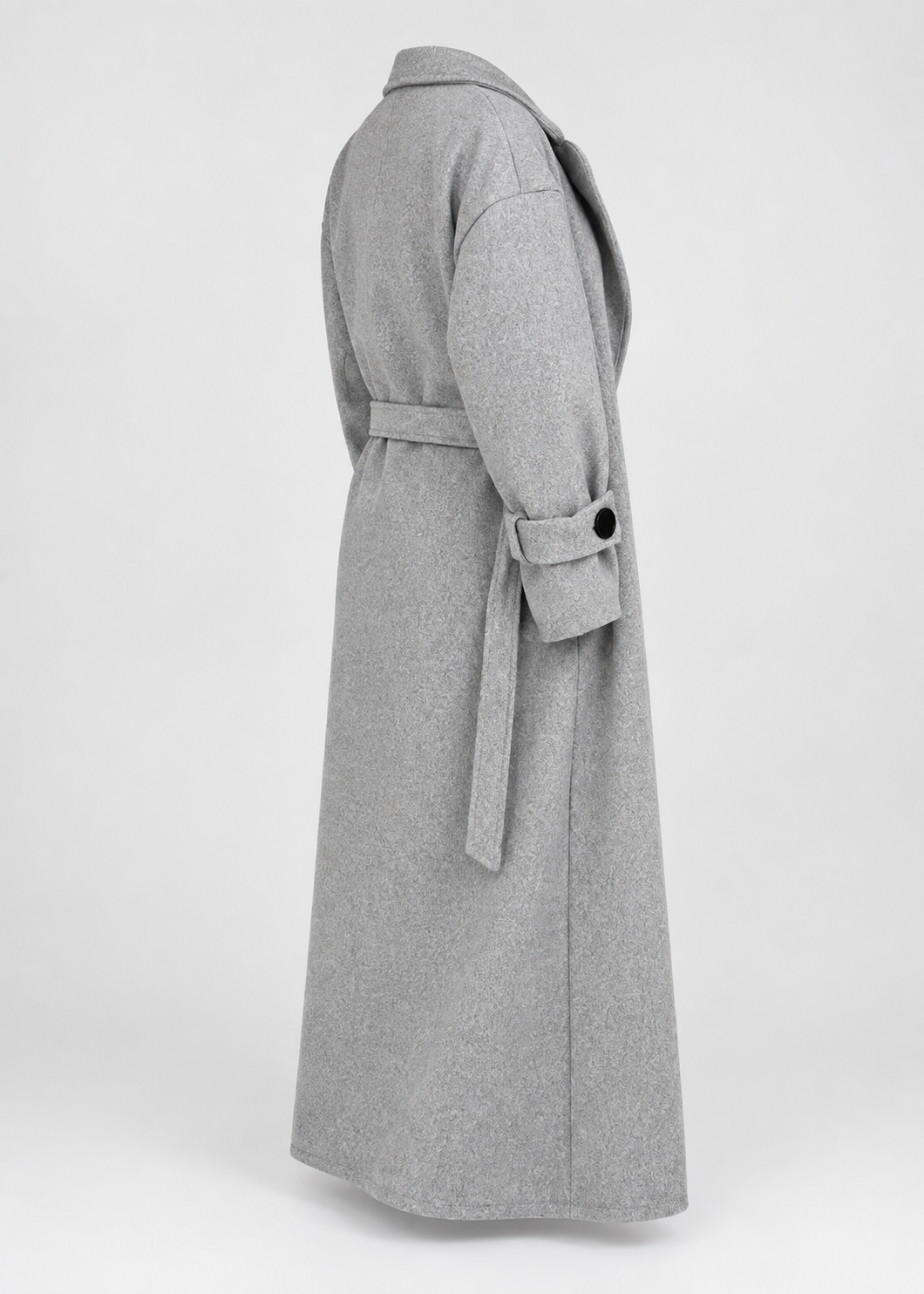Manteau long gris à ceinture, vue trois quarts dos de la pièce isolée