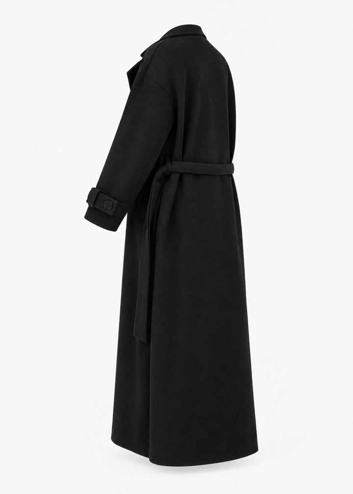 Manteau long noir à boutons, vue trois quarts dos de la pièce isolée