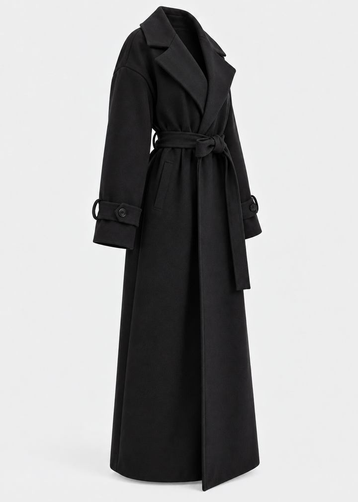 Manteau long noir à ceinture, pièce isolée de trois-quarts