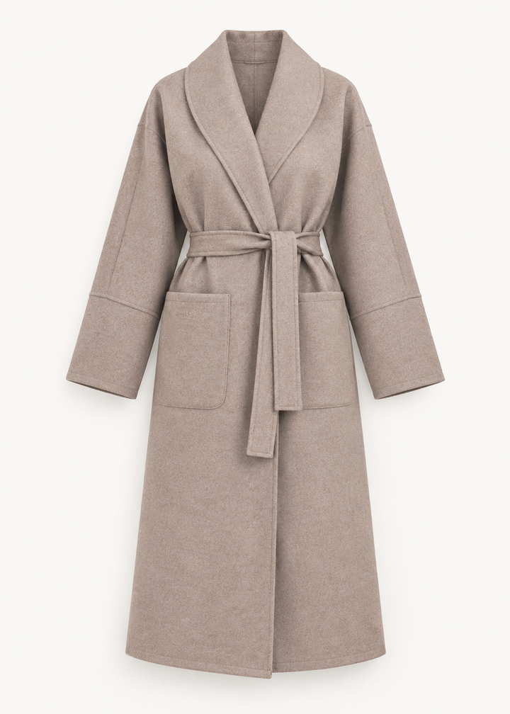 Manteau long taupe à ceinture, vue de face de la pièce isolée