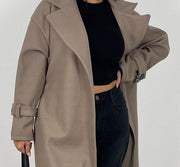 Manteau long taupe foncé — vue rapprochée, grand revers et sangle à boucle sur la manche