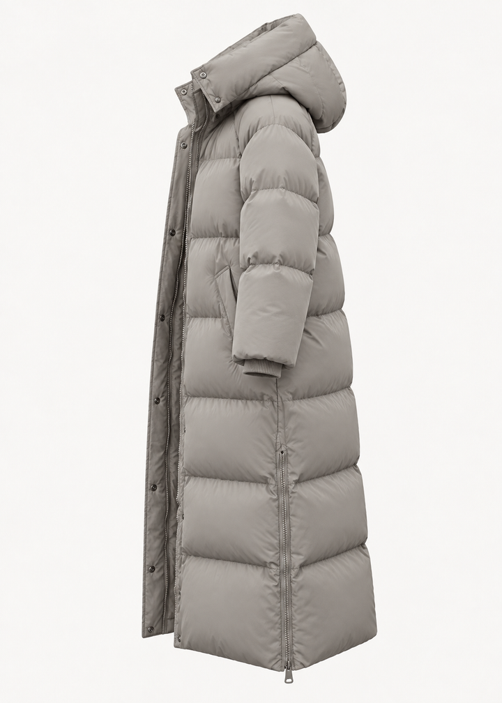 Manteau long matelassé taupe à capuche, pièce isolée de profil