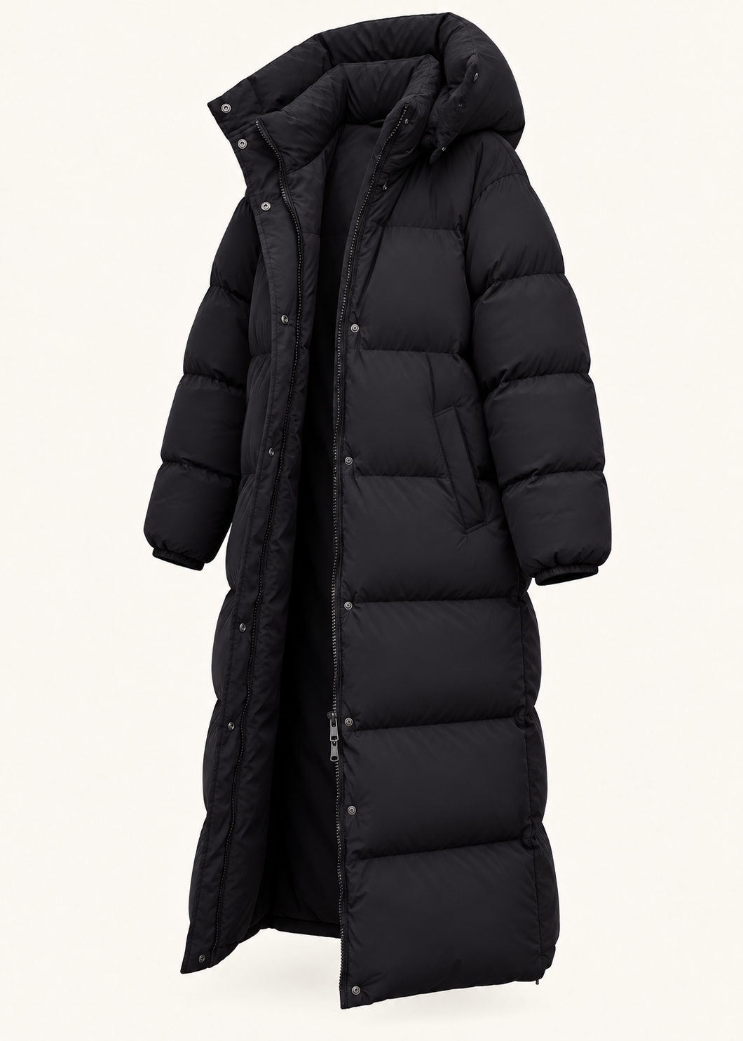 Manteau long matelassé noir à capuche, pièce isolée de trois-quarts
